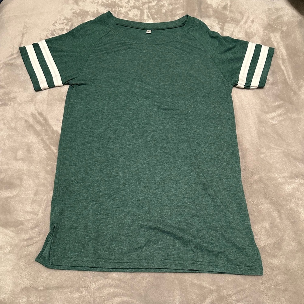 Used Women’s green sports T-shirt size Small